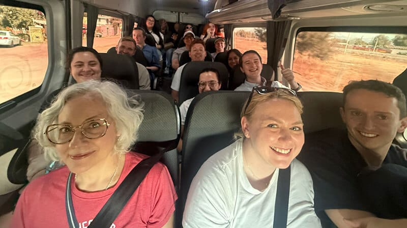 tourists on way to Teotihuacan